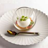 九州産トマトをマリネ・セミドライ・ピクルス・ピューレで使用。田主丸「KYOHO WINERY」の白ワインジュレ、モッツァレラチーズの軽いムース、季節の果物・柑橘が、一掬いごとに幸せなハーモニーを奏でます。