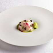 当日仕入れた魅力的な食材たちと紡ぐ、季節の前菜。写真はシマフグ・カブ・ユズを使った逸品。各地の生産者から届けられる食材の個性を見極め、それぞれの強みが発揮できるよう、組み合わせとして提供しています。
