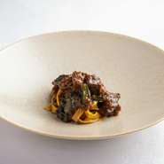 その日料理人が各地を巡り手に入れた食材と、10種以上のパスタとの組み合わせによって、当日のメニューを決定。“リアルタイムで食材を伝えたい”という想いから、現在のスタイルに行き着いた一品です。