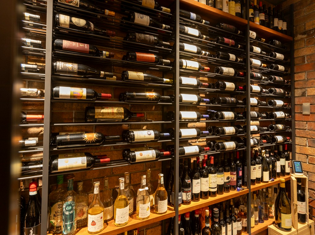 ワインセラーに眠るワインも、【リストランテ　フォンタナ】ならではのラインナップ