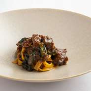 産地まで足を運び、直接食材を吟味できることも、この場所で料理をすることの醍醐味であると小川氏。今日訪れるゲストのために、その日の食材と共にコースを考案。オープンまで日々食材を厳選しています。