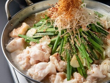 新鮮な国産もつを使い、赤or白の特製スープで煮込んだ『博多もつ鍋 赤・白』