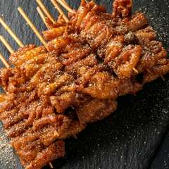 パリパリ食感に揚げてから、秘伝のタレをたっぷり絡めた『バリバリ皮串』
