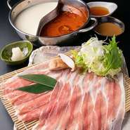 例えば『二色火鍋』の特徴的なスープは、味のバリエーションを求める女性に満足感を与えてくれます。見た目にも色鮮やかで、ヘルシーな野菜や厳選された豚肉をたっぷり食べられる一品です。