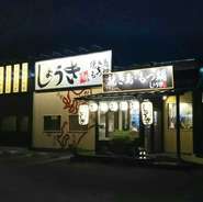 お祝いの席やサプライズにも対応しており、相談に応じてバースデープレートの用意も可能です。大切な人とのお祝いの時間を、落ち着いた雰囲気の中で皆と一緒に楽しみませんか。