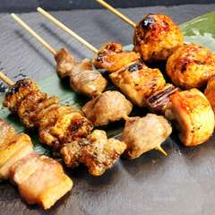 香ばしく焼き上げた一本一本から立ち上る香りが食欲をそそる『焼鳥五種盛り』