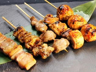 一本一本から立ち上る香りが食欲をそそる『焼鳥五種盛り』