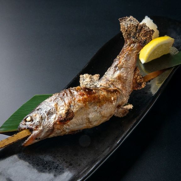 九重の清流で育てられ、身も内臓もすべて無駄なく味わえるやまめ