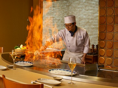 音や香りまでも楽しめるのは鉄板焼ならではの醍醐味