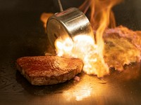 期間:通年
1名様 14,000円
先付け
サラダ
魚介3種
焼野菜
黒毛和牛 A3 フィレ(100g)or黒毛和牛 A4 サーロイン(100g)
ガーリックライス
味噌椀、香の物
デザート
コーヒー または 紅茶