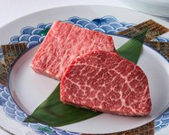 期間:通年
1名様 17,100円
先付け
サラダ
エゾ鮑
焼野菜
薄切りロース
黒毛和牛 A3 フィレ(100g)or黒毛和牛 A4 サーロイン(100g)
ガーリックライス
味噌椀、香の物
デザート
コーヒーor紅茶
