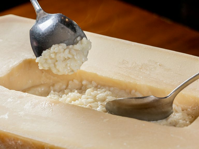大きなチーズに入れたグラナパダーノチーズのリゾット