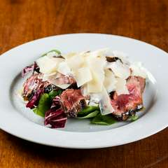 牧場直送の牛肉を使用『甲州ワインビーフのグリルの薄切り ルッコラとグラナパダーノチーズ添え』