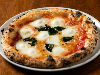 人気の定番ピッツァ。外はパリッと、中はもっちりとした食感『ピッツァマルゲリータ』