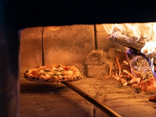 薪窯で高温で焼く『ナポリピッツァ　マルゲリータ』