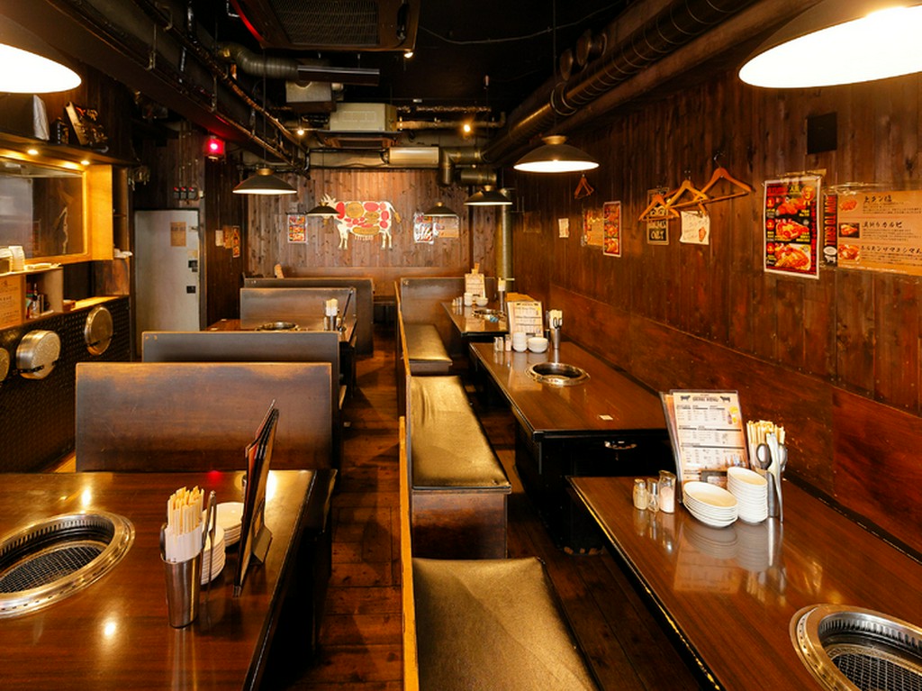 絶品焼肉を楽しむ。木の温もりを感じる、手づくりの空間