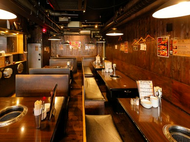 絶品焼肉を楽しむ。木の温もりを感じる、手づくりの空間