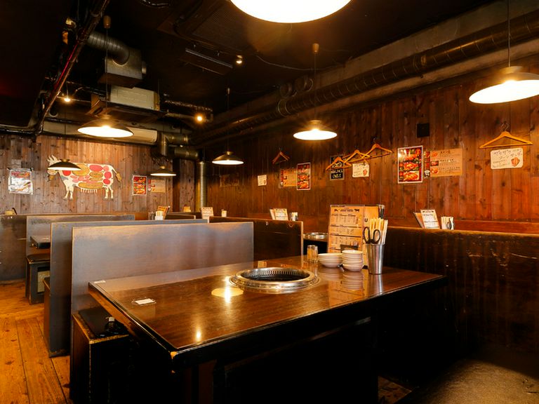 気の合う仲間と楽しく過ごす。40名まで入れる広々とした店内