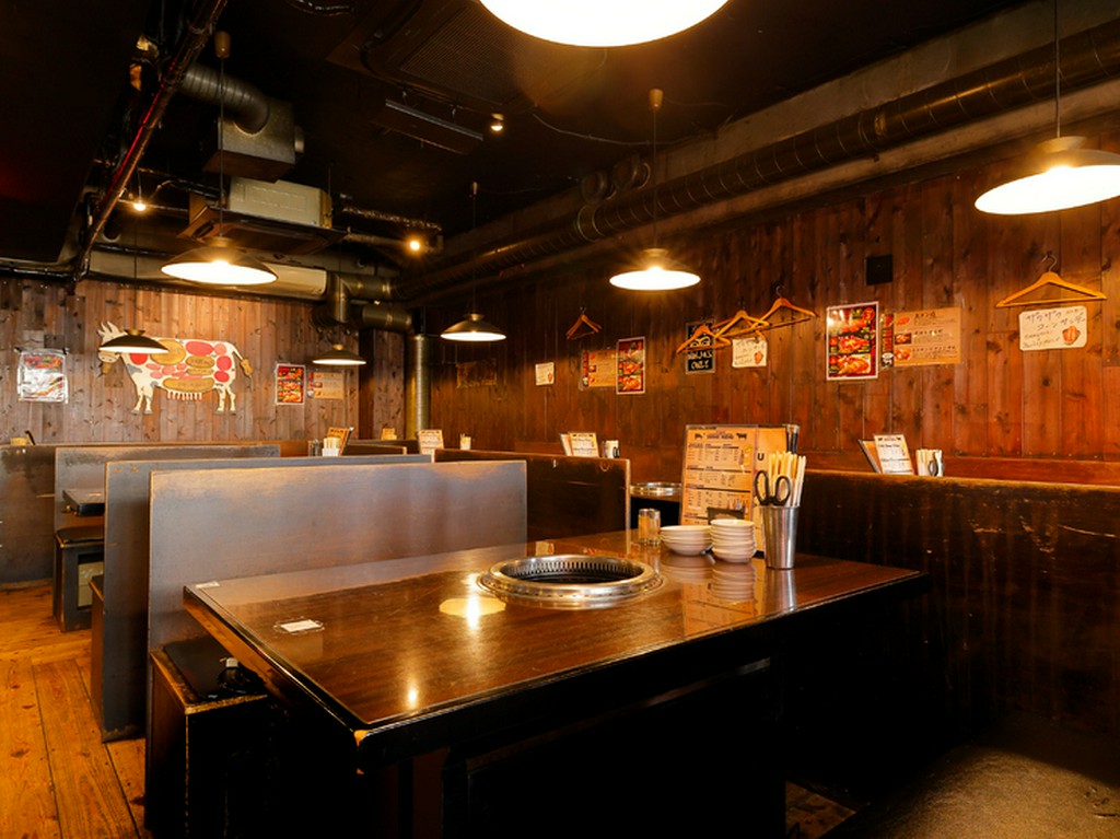 気の合う仲間と楽しく過ごす。40名まで入れる広々とした店内