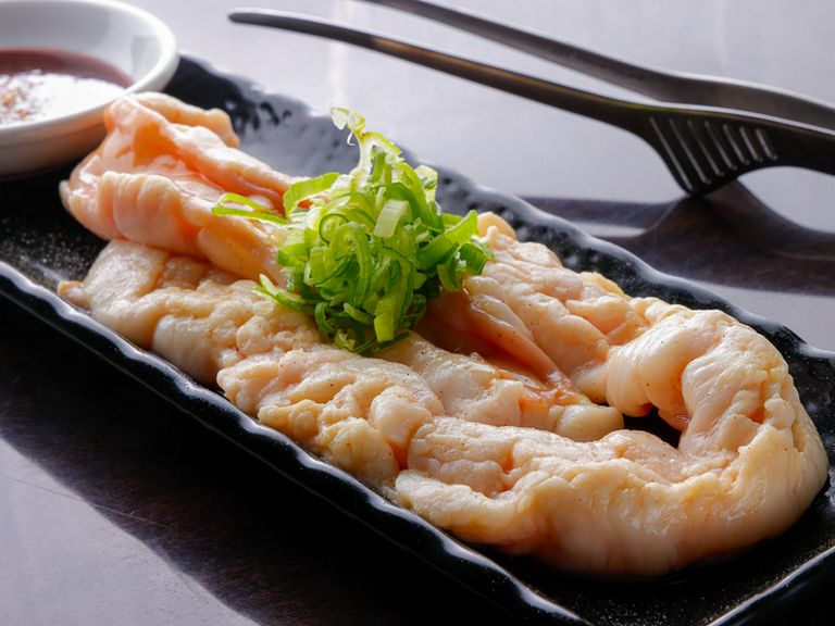 目を奪われるほどの極長ホルモン。鮮度も抜群の人気メニュー『ホルモン ザ マキシマム』