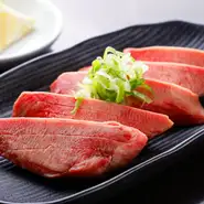 少しレアめに焼いて、牛タンの歯応えを楽しむも良し、中までしっかりと火を通してサクサク感を堪能するも良し。牛タンに厳しい名だたる食通達も唸らせる至極の一品です。