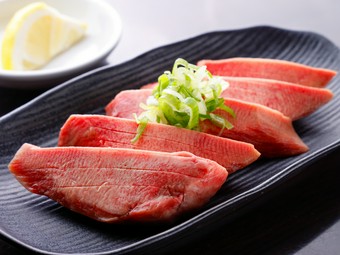 圧倒的人気ナンバーワンメニュー。厚さ1センチ超、食通達も唸らせる至極の一品『上タン塩』