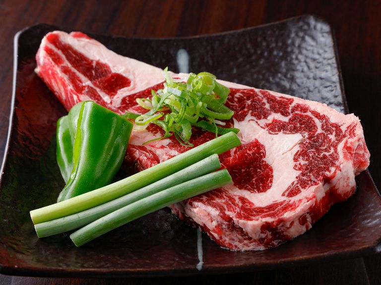 これぞ、漢(おとこ)斬り!その姿はまるで分厚いステーキのような一品『漢斬りカルビ』