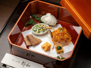 季節の味覚や、京料理の伝統の味を味わう。心ゆくまで堪能できる『フルコース京会席』