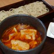 当店オリジナル！
豚肉・長ネギの入った辛口和風つけそば。