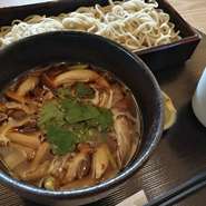 しめじ・椎茸・舞茸・長ネギの入った温かいつけそば。
