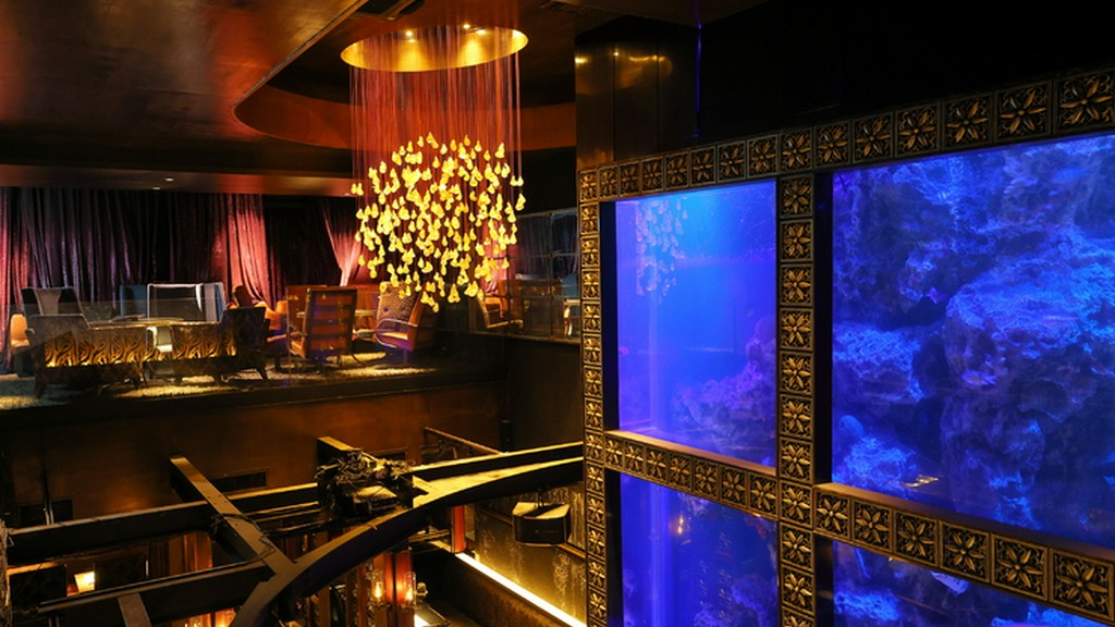 圧巻の巨大なアクアリウム。非日常的でラグジュアリーな雰囲気