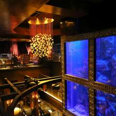 圧巻の巨大なアクアリウム。非日常的でラグジュアリーな雰囲気