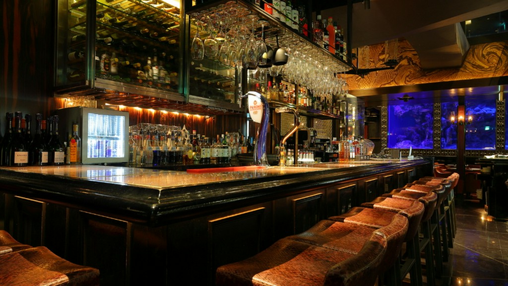 ラグジュアリーなバーカウンターで、横並びに座る大人デートを