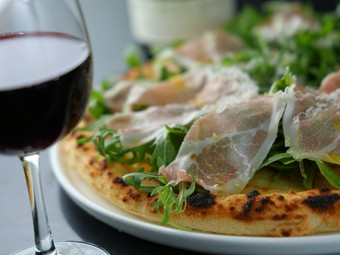 カジュアルに楽しむ。シンプルだけれど、素材の存在感がしっかり味わえる逸品『プロシュートルッコラ』