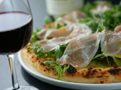 カジュアルに楽しむ。シンプルだけれど、素材の存在感がしっかり味わえる逸品『プロシュートルッコラ』