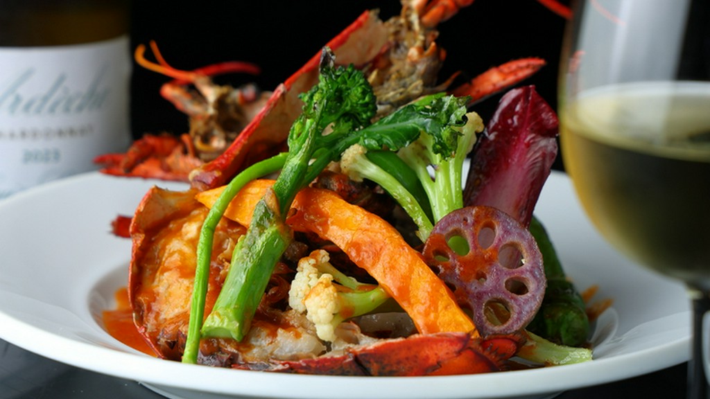 ワインと共に『オマール海老のポワレ　彩り野菜の炭火焼き添え　コニャック風味のアメリケーヌソース』