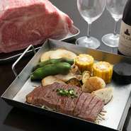 山形県の豊かな自然に育まれた米沢牛と山形牛を厳選。30年来の付き合いがある卸業者より、厳しく目利きされたものだけを買い付けています。オーダーに迷ったら『食べ比べセット』で好みの味を見つけてみては。