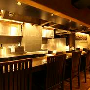 神楽坂駅より徒歩3分、喧騒を逃れたビルの地下にある一軒。鉄板を前に臨場感あふれるカウンター席が配された店内は、シックで落ち着いた雰囲気です。シェフの華麗なパフォーマンスに気分が高まるひとときを満喫。