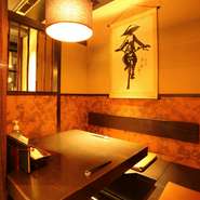 天然石を積み上げた壁や飛び石が施された通路、品のある設えの半個室。神楽坂をイメージした内装が落ち着いた大人の空間を演出しています。会食の席にも最適。貸切での利用も相談に応じてもらえます。