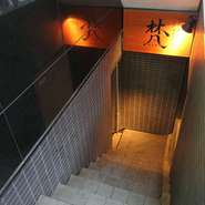 肉のほかにも、新鮮な魚介や地野菜などの厳選素材を活かした多彩な料理が揃うので、大切な人との食事にもオススメ。自家製のいぶりがっこやピクルスを入れ込んだ『ポテトサラダ』など、前菜やおつまみも外せません。