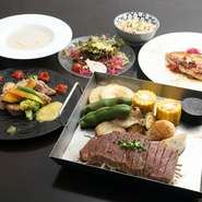 鉄板の上で焼き上げるステーキをはじめ、お店の味を堪能できるコース内容が魅力。ジューシーな音が響き、思わず笑みがこぼれます。