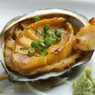 その時季に一番おいしいアワビを鉄板で焼き上げ、レモンバター醤油で仕上げています。芳ばしい香りが食欲をそそります。