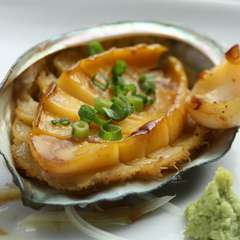 芳醇な旨みを蓄えたアワビを贅沢に。『活アワビの鉄板姿焼き（1個）』