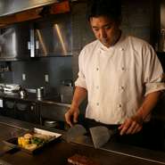 天然石を積み上げた壁は、神楽坂の石畳をイメージ。品のよい設えでありながら、肩肘張らずに過ごせる温かな空気感が魅力です。夫婦でゆっくりと休日ディナーを楽しむもよし、仕事帰りのディナーにもオススメ。