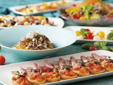 お好きなメインとアンティパストバーでおなか大満足！