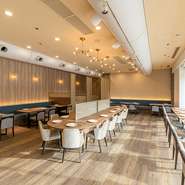 外の景色を見渡せる窓際席と店内中央にある大きなオーバル席は、セパレートで利用できるので、おひとり様でもゆっくりと滞在いただけます。wi-fiも完備。