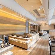 レストラン セリーナは、ウッド調のインテリアでゆったりと落ち着いた空間。中央の壁一面には世界自然遺産に指定されているイタリアの“ドロミテ”の岩壁をイメージした雄大な版築壁が施されています。