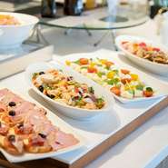 ハーフブッフェには、アンティパスト、サラダバー、スープ、コーヒー、紅茶をご用意しております。