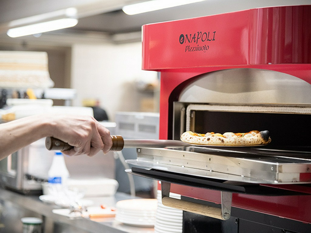 ピザ窯で焼き上げるあっつあつのピザを提供します！