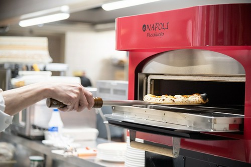 ピザ窯で焼き上げるあっつあつのピザを提供します！